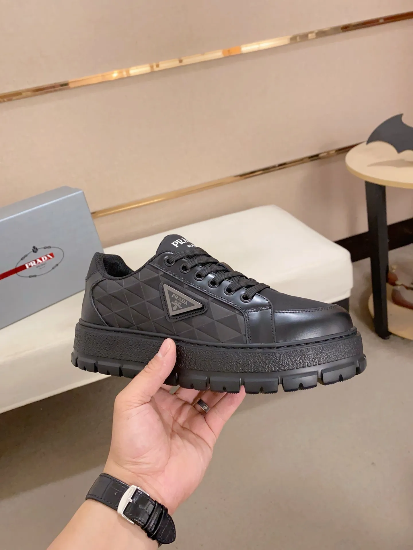 Men's shoes 💰 580💰 ✔️✔️✔️Higher version High-quality new PRADA (Prada) counters are launched simultaneously. The new men's shoes and 😘 fabrics are made of high-tech glue-spraying technology. Lining: Full cowhide lining. 👍🏿 High-end ☄️ Air-cushion molded anti-slip foam outsole, exquisite lines, simple and elegant, comfortable and high-end for leisure travel. Code number: 38 to 44 (45 can be customized and cannot be returned or exchanged)